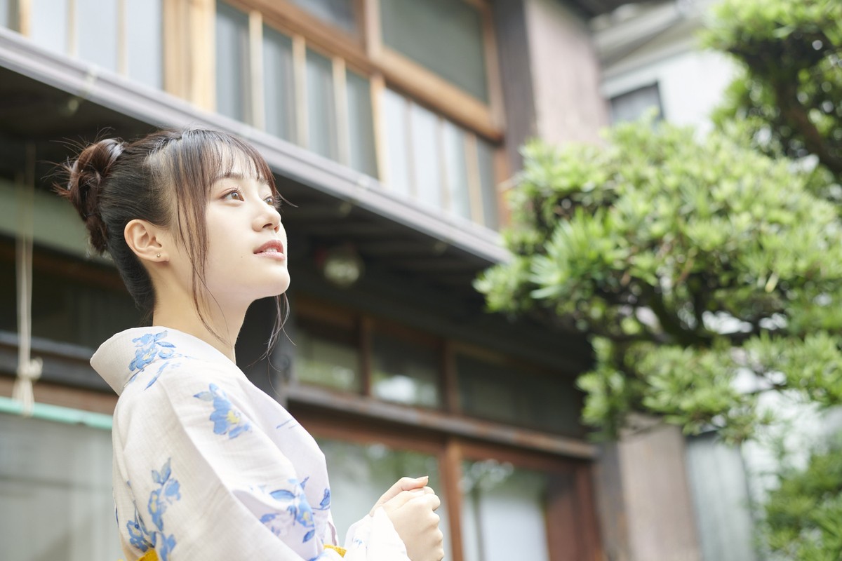 人気声優・伊藤美来、浴衣姿＆猫とたわむれるショット　清涼感たっぷりのグラビア