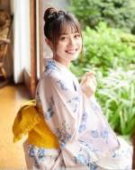 【写真】人気声優・伊藤美来、浴衣姿＆猫とたわむれるショット　清涼感たっぷりのグラビア