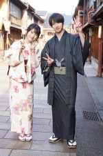 【写真】“七桜”浜辺美波＆“椿”横浜流星がWピース 『私たちはどうかしている』第2話オフショット