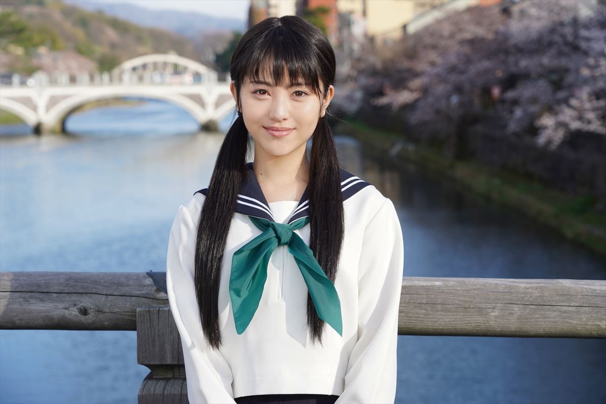 『私たちはどうかしている』“七桜”浜辺美波の制服姿＆おさげ髪のオフショット到着
