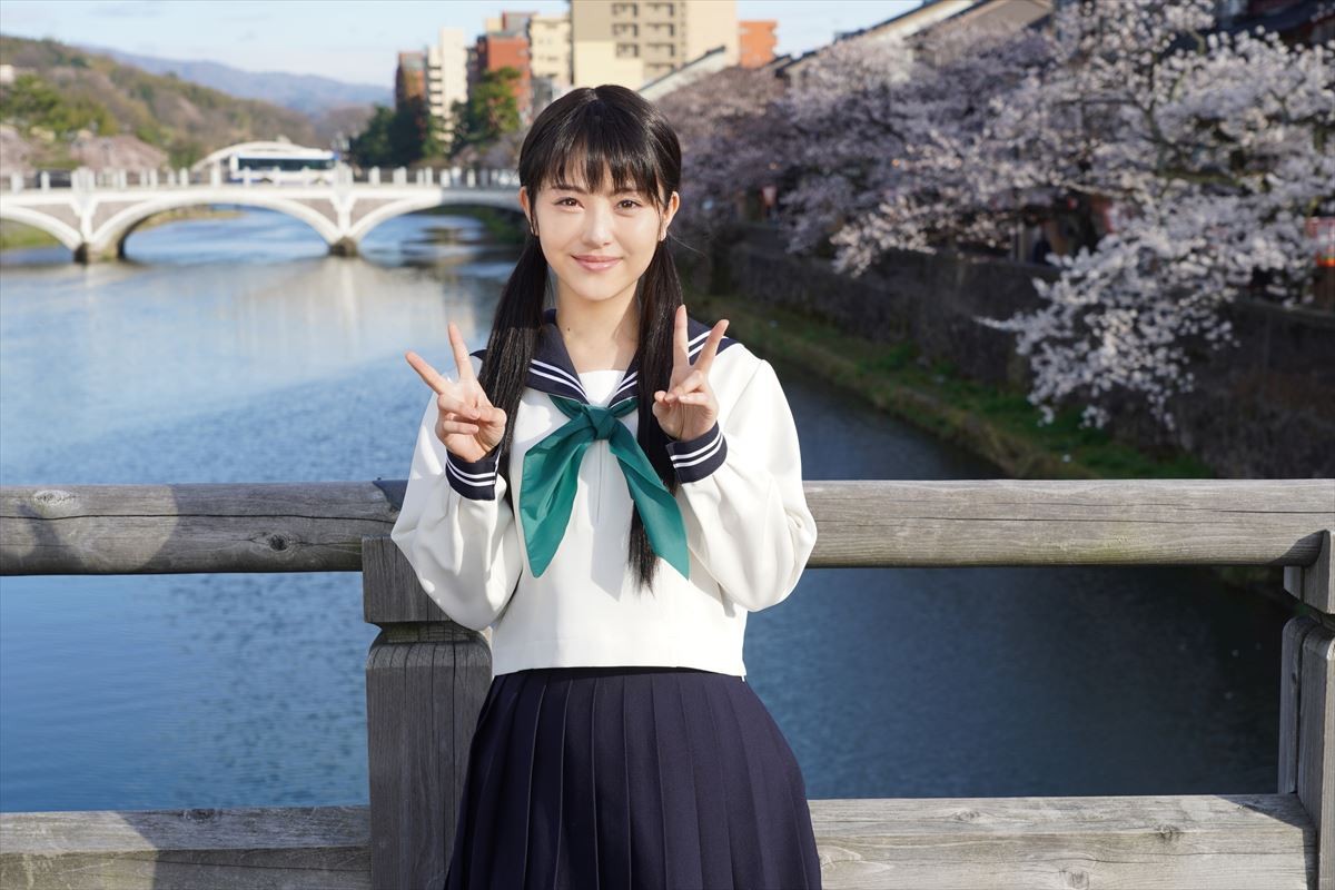 『私たちはどうかしている』“七桜”浜辺美波の制服姿＆おさげ髪のオフショット到着