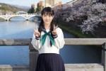 【写真】浜辺美波演じる七桜の高校時代のオフショット