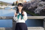 【写真】“七桜”浜辺美波の制服姿＆おさげ髪がかわいい