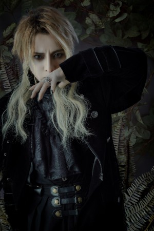 『黒世界 ～リリーの永遠記憶探訪記、或いは、終わりなき繭期にまつわる寥々たる考察について～』「雨下の章」に出演する松岡充