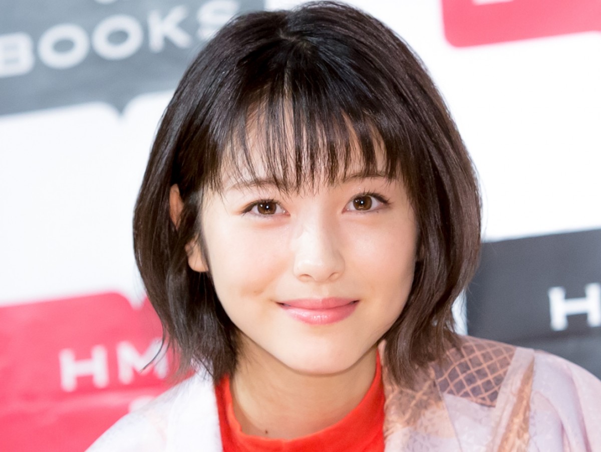 浜辺美波、20歳のバースデーに祝福の嵐！ 橋本環奈「愛情をプレゼント」