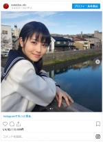 浜辺美波のセーラー姿＆ツインテールのオフショット　※『私たちはどうかしている』公式インスタグラム