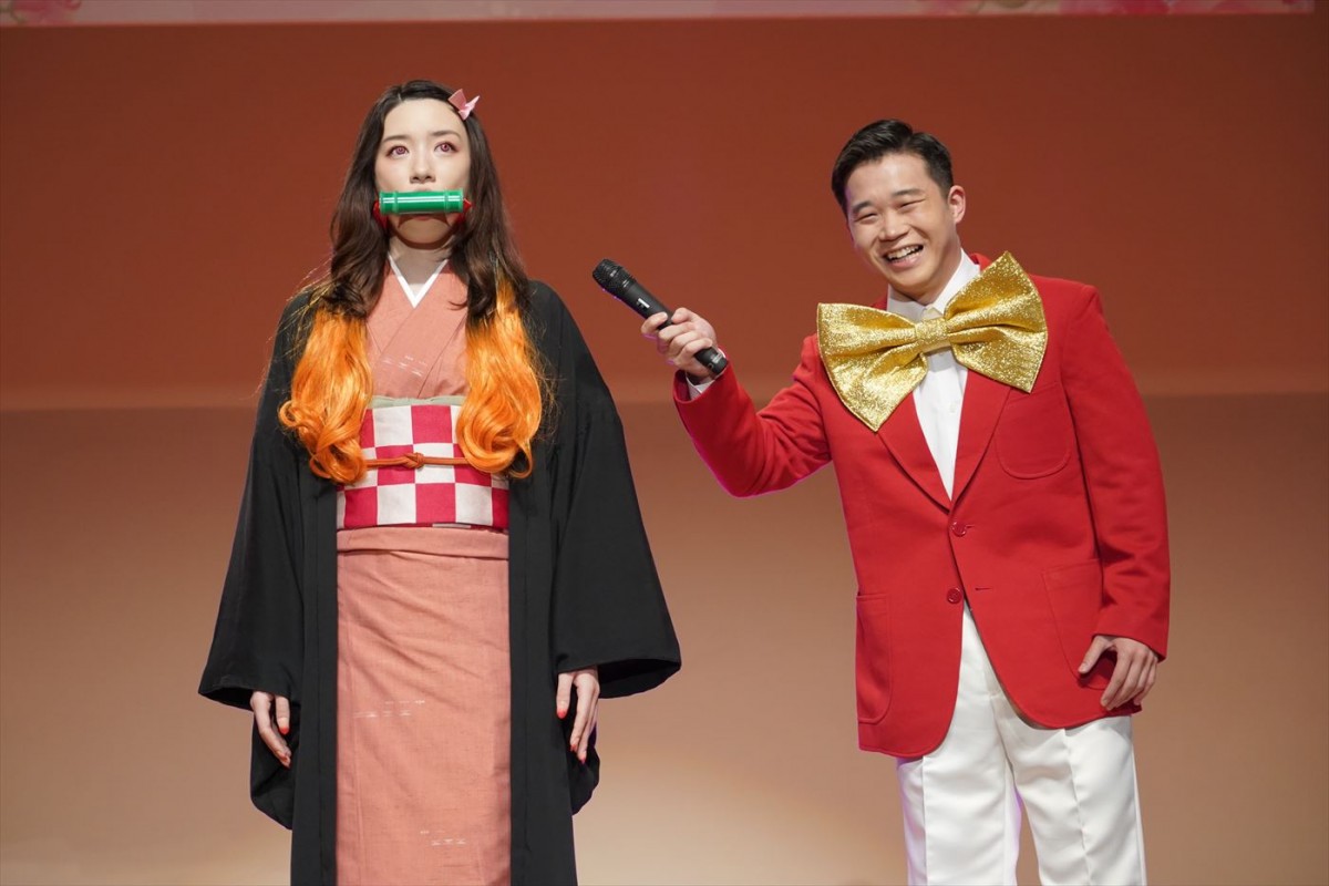 日曜ドラマ『親バカ青春白書』第3話に登場した矢本悠馬(右)とコスプレを披露する永野芽郁(左)