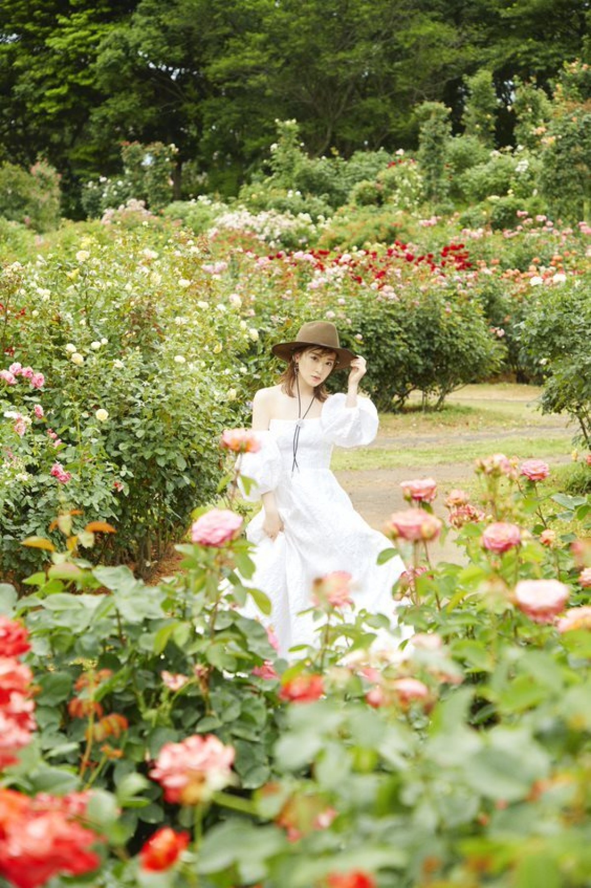 生駒里奈、理想の結婚相手は「ごみの分別をする人」 ウエディングドレス姿を披露  