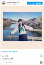 浜辺美波のかわいすぎるセーラー服＆おさげショット　※「浜辺美波」インスタグラム