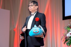 第25回AMDアワードに登場した堀井雄二氏（優秀賞『ドラゴンクエストウォーク』）