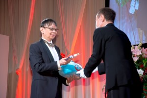 第25回AMDアワードに登場した堀井雄二氏（優秀賞『ドラゴンクエストウォーク』）