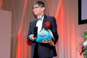第25回AMDアワードに登場した堀井雄二氏（優秀賞『ドラゴンクエストウォーク』）