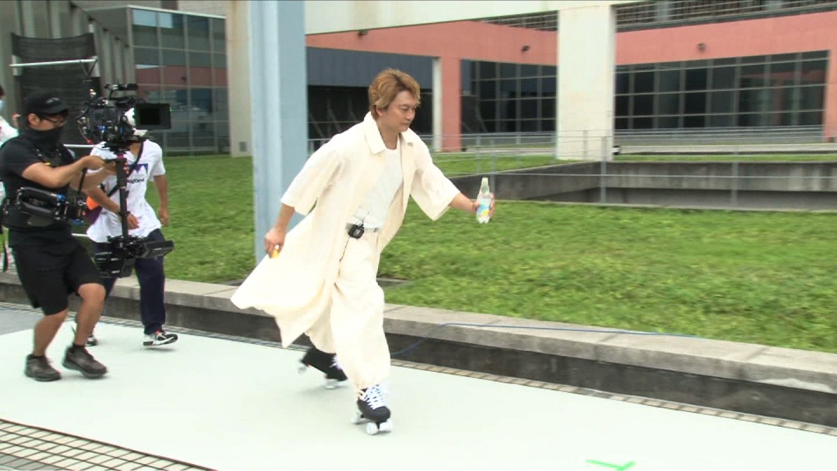 香取慎吾、ローラースケートでの撮影も「本当はそんなにうまくないんですよ（笑）」