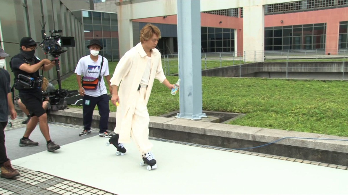 香取慎吾、ローラースケートでの撮影も「本当はそんなにうまくないんですよ（笑）」