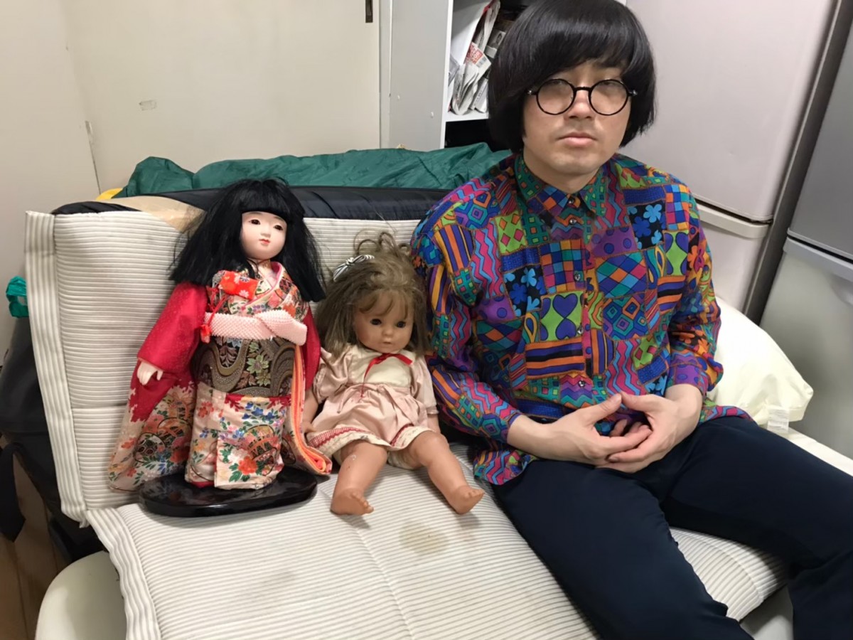 “事故物件住みます芸人”松原タニシ、いわく付きの人形たちと住むリアル事故物件を大公開