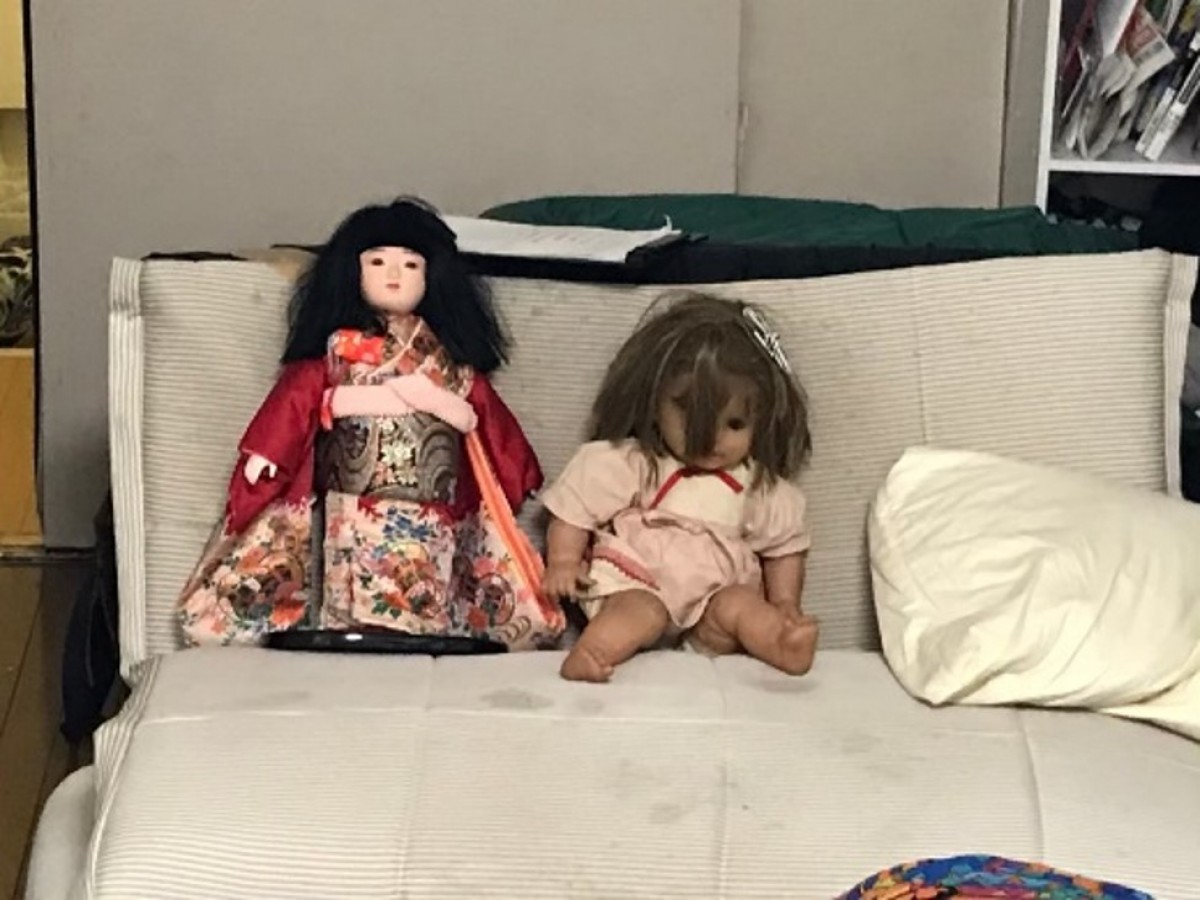 “事故物件住みます芸人”松原タニシ、いわく付きの人形たちと住むリアル事故物件を大公開