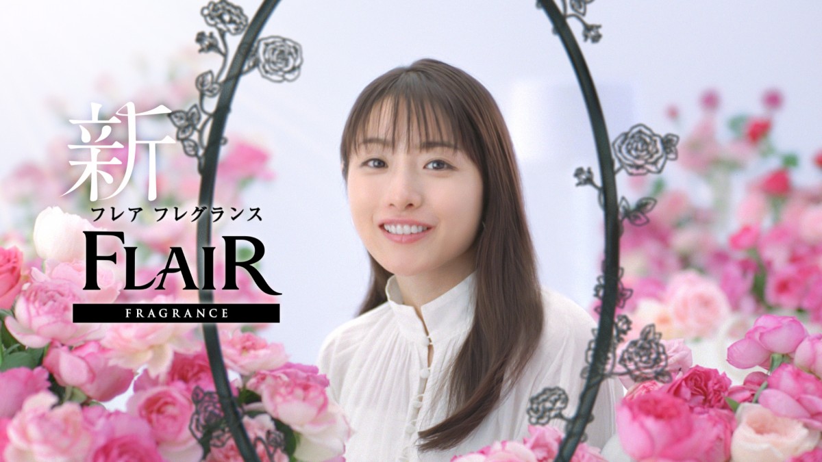 石原さとみ＆永野芽郁、約700本の生花に囲まれ撮影　キュートなメガネ姿も披露