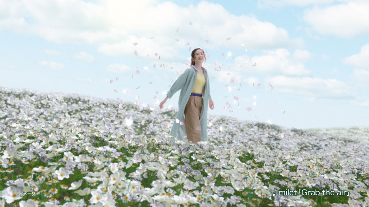 石原さとみ＆永野芽郁、約700本の生花に囲まれ撮影　キュートなメガネ姿も披露