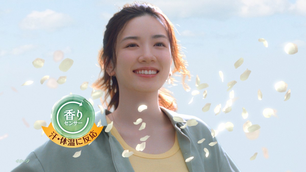 石原さとみ＆永野芽郁、約700本の生花に囲まれ撮影　キュートなメガネ姿も披露