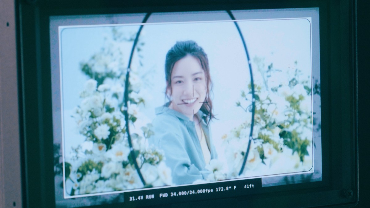 石原さとみ＆永野芽郁、約700本の生花に囲まれ撮影　キュートなメガネ姿も披露