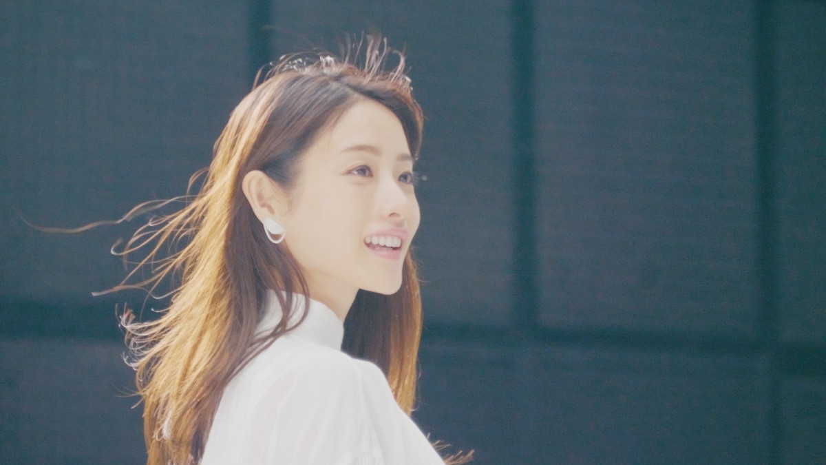 石原さとみ＆永野芽郁、約700本の生花に囲まれ撮影　キュートなメガネ姿も披露