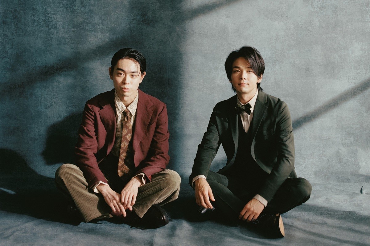 「サンキュー神様」でコラボする（左から）菅田将暉、中村倫也