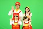 アニメ『GO！GO！チャギントン』に出演する（前列左から）後藤成貴、成瀬みずき、（後列左から）つるの剛士、佐久間みなみ（フジテレビアナウンサー）