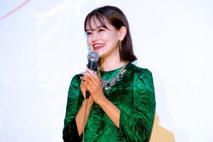 映画『妖怪人間ベラ』完成披露舞台あいさつに登場したemma