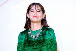 映画『妖怪人間ベラ』完成披露舞台あいさつに登場したemma