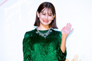 映画『妖怪人間ベラ』完成披露舞台あいさつに登場したemma