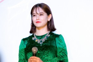 映画『妖怪人間ベラ』完成披露舞台あいさつに登場したemma