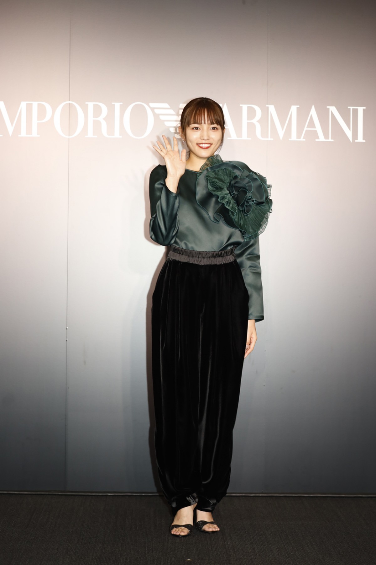 川口春奈、“自然体で強い女性”を表現 「エンポリオ アルマーニ」広告モデル就任