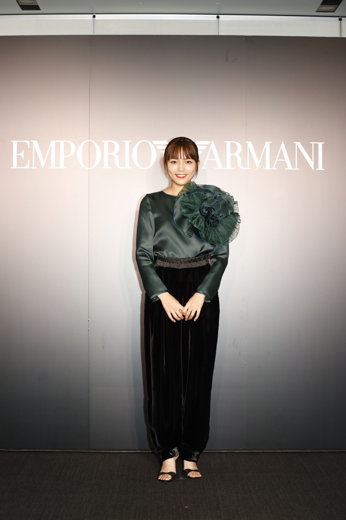 川口春奈、“自然体で強い女性”を表現 「エンポリオ アルマーニ」広告モデル就任