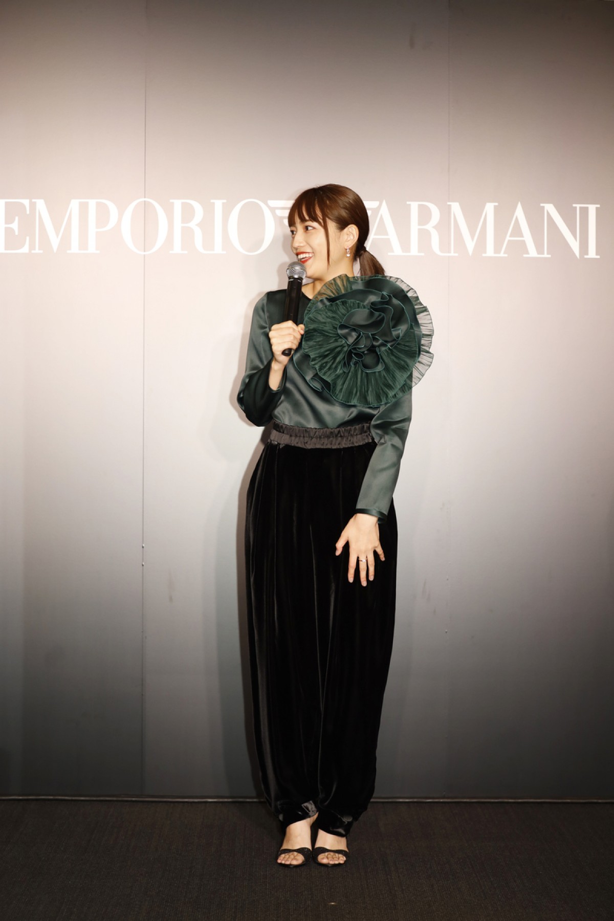川口春奈、“自然体で強い女性”を表現 「エンポリオ アルマーニ」広告モデル就任