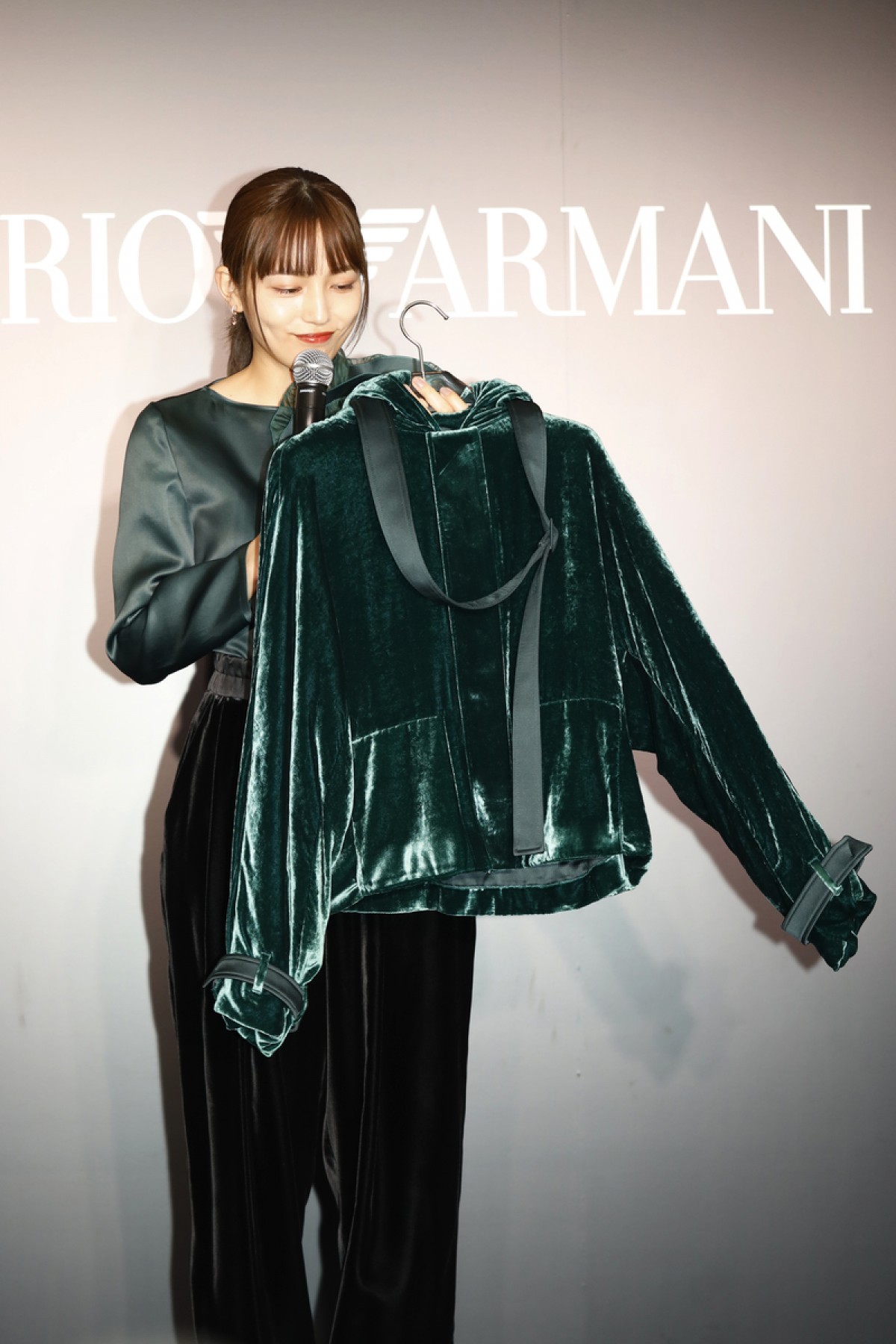 川口春奈、“自然体で強い女性”を表現 「エンポリオ アルマーニ」広告モデル就任