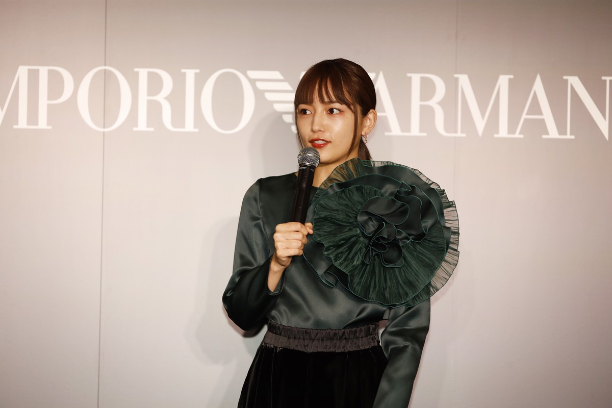 川口春奈、“自然体で強い女性”を表現 「エンポリオ アルマーニ」広告モデル就任