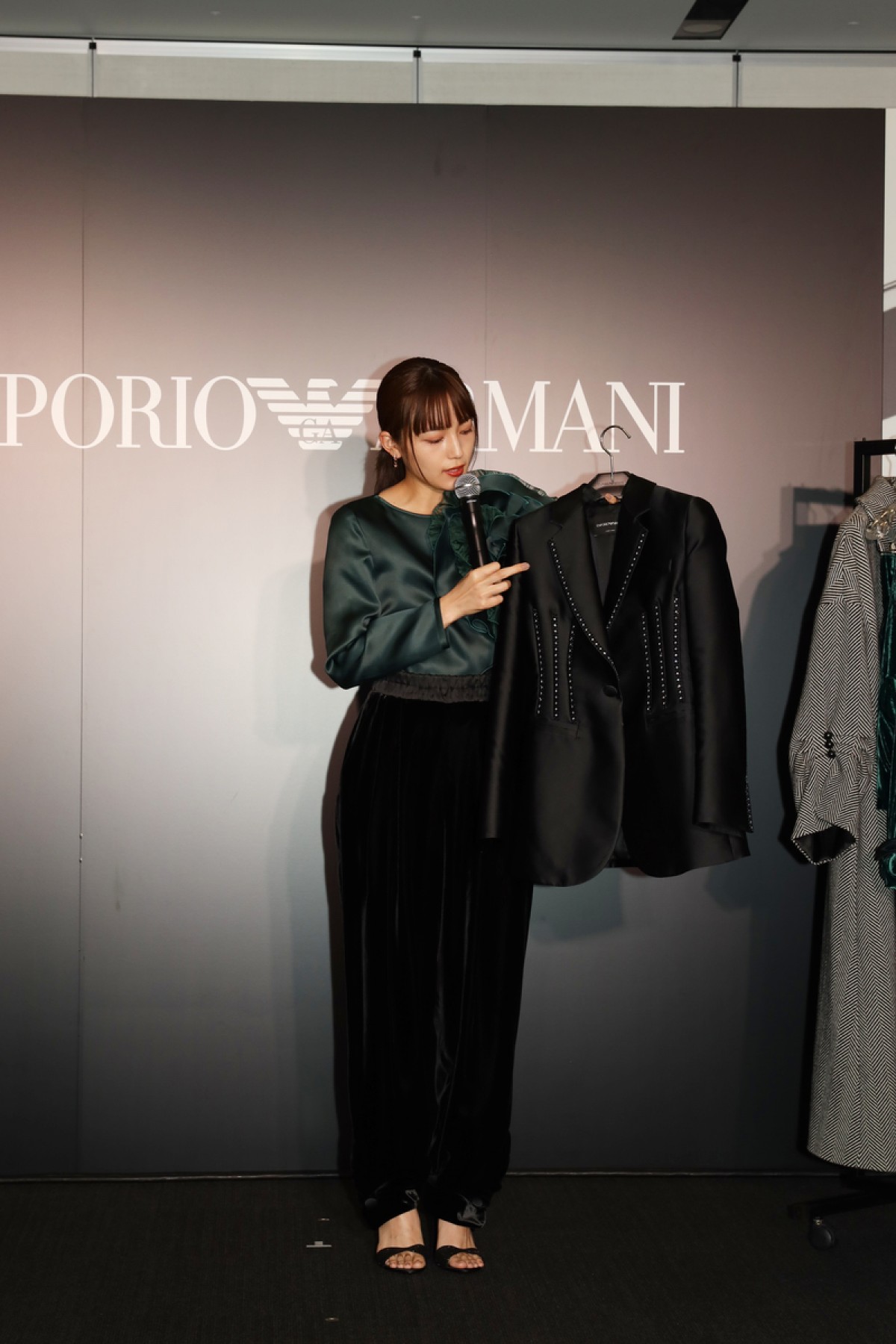 川口春奈、“自然体で強い女性”を表現 「エンポリオ アルマーニ」広告モデル就任
