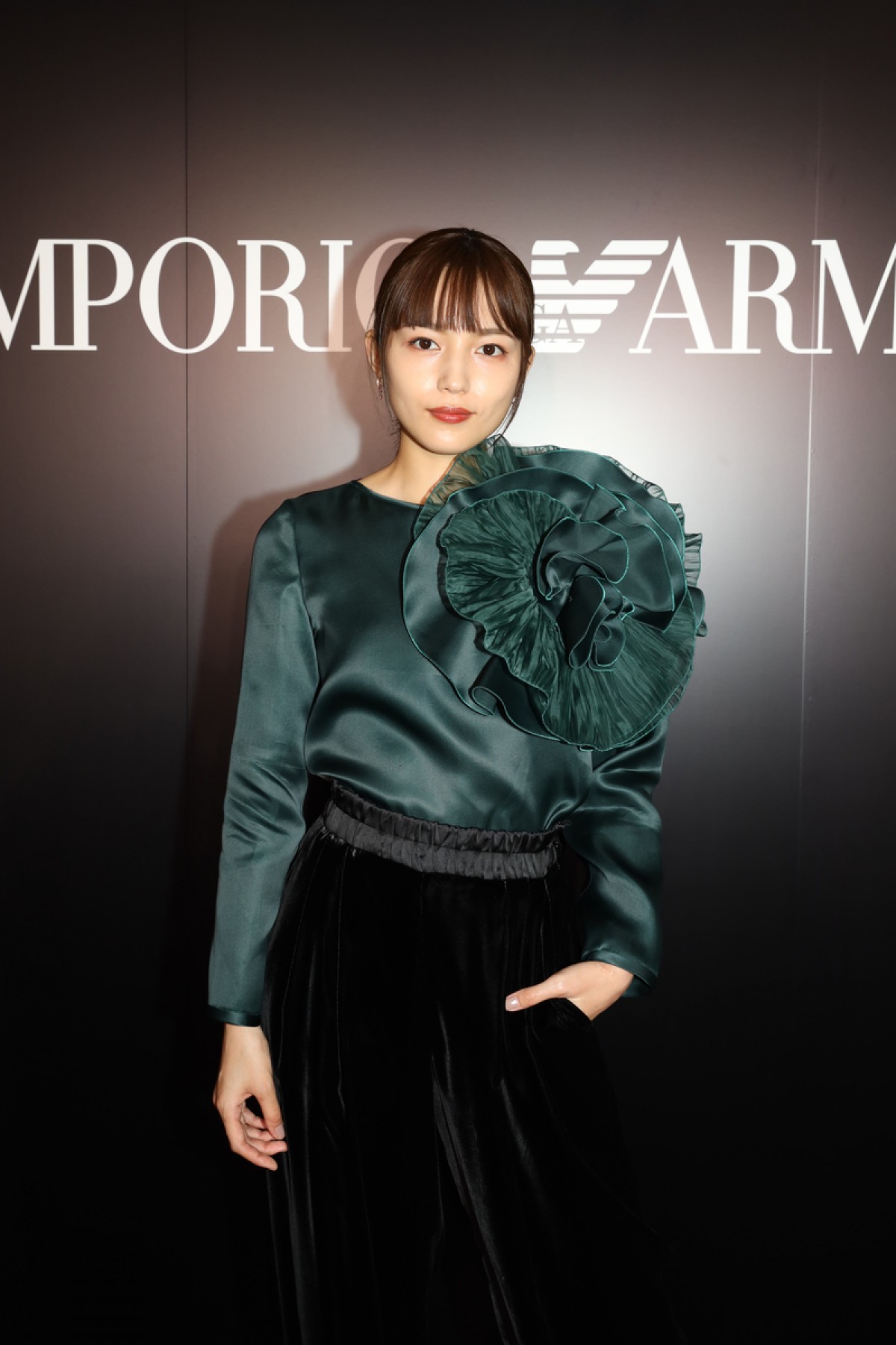 川口春奈、“自然体で強い女性”を表現 「エンポリオ アルマーニ」広告モデル就任