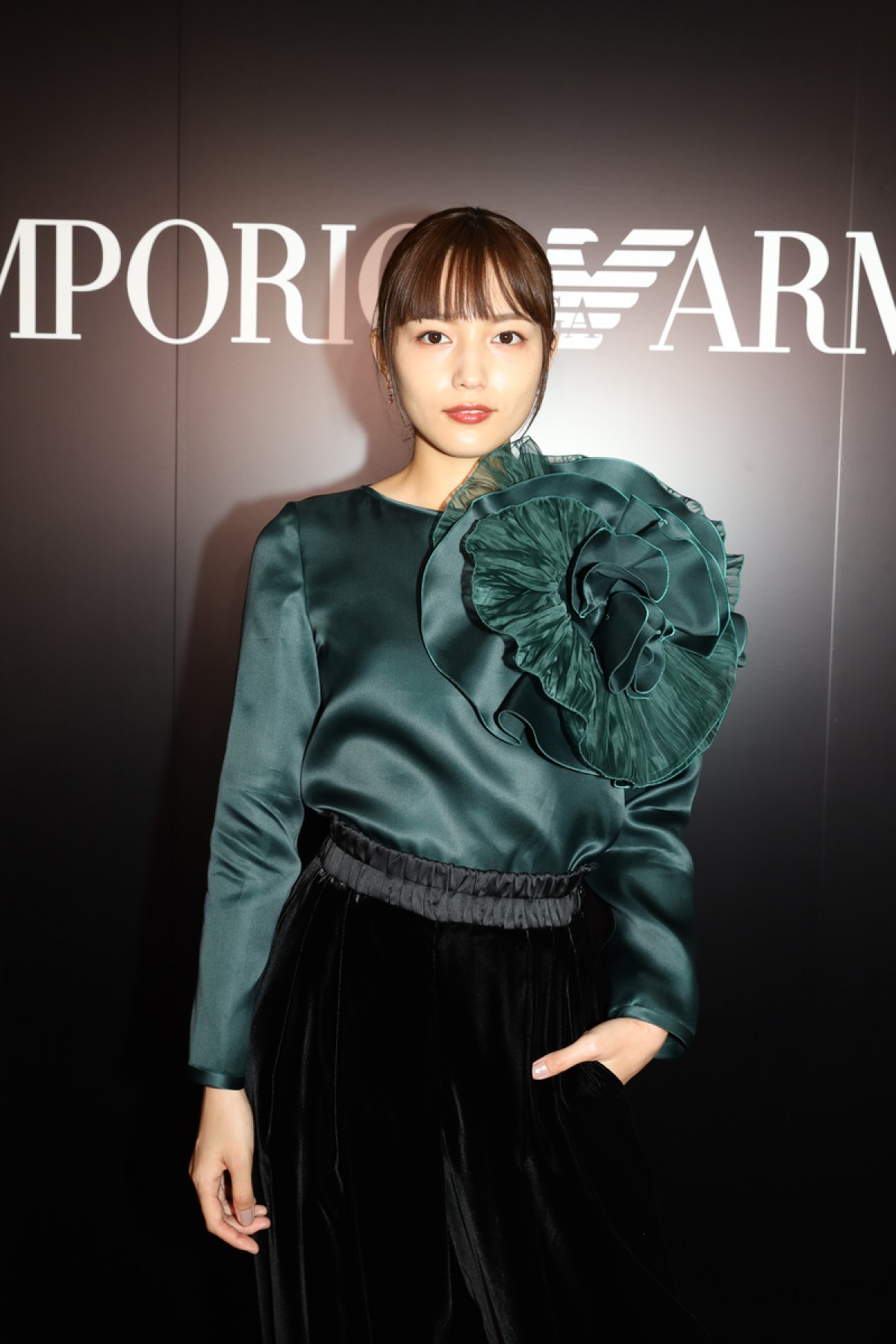 川口春奈、“自然体で強い女性”を表現 「エンポリオ アルマーニ」広告モデル就任