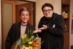 日曜ドラマ『親バカ青春白書』福田監督から花束をもらうムロ監督