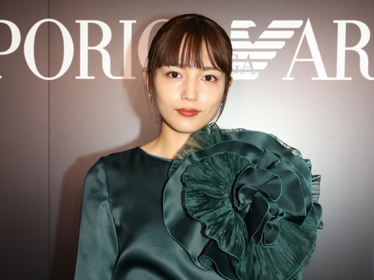 川口春奈、“自然体で強い女性”を表現 「エンポリオ アルマーニ」広告モデル就任