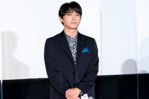 映画『青くて痛くて脆い』初日舞台あいさつに登場した吉沢亮