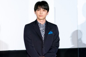 映画『青くて痛くて脆い』初日舞台あいさつに登場した吉沢亮