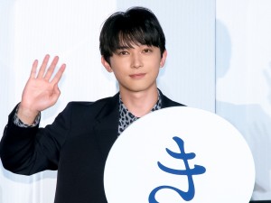 映画『青くて痛くて脆い』初日舞台あいさつに登場した吉沢亮