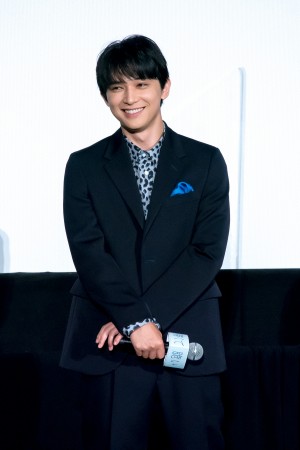 映画『青くて痛くて脆い』初日舞台あいさつに登場した吉沢亮