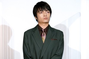 映画『青くて痛くて脆い』初日舞台あいさつに登場した岡山天音