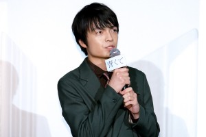 映画『青くて痛くて脆い』初日舞台あいさつに登場した岡山天音