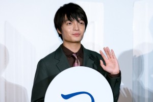 映画『青くて痛くて脆い』初日舞台あいさつに登場した岡山天音