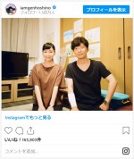 憧れの星野源との2ショットになんとも言えない表情の麻生久美子　※「星野源」インスタグラム