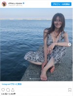 海辺で撮影された美しいソロショットを公開した新山千春　※「新山千春」インスタグラム